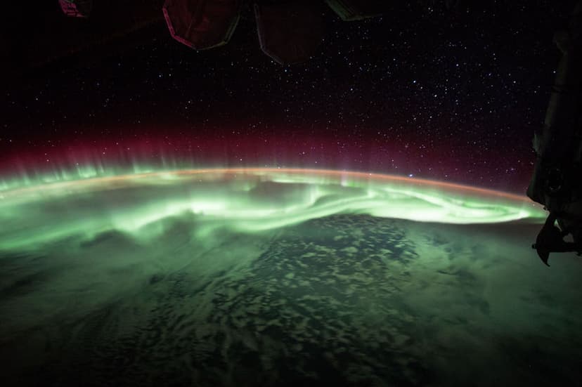 Aurora Slathers Up the Sky image