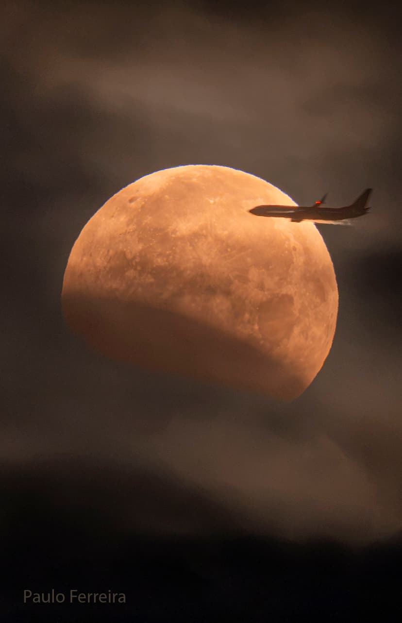 A Plane Lunar Eclipse image